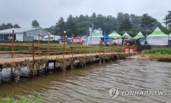 강물 늘어 통제된 강릉단오장 임시다리