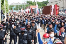 구호 외치는 화물연대 서울경기지부