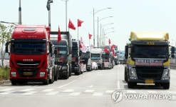 인천신항 일대 도로 점령한 화물차량들