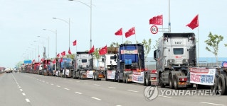 인천신항 일대 도로 점령한 화물차량들