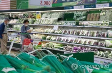 치솟는 먹거리 물가…소득하위 20%, 식비로 가처분소득 42% 지출