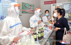 의약품 사용법 설명하는 북한 군의관들