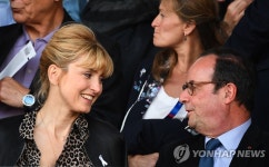 佛 올랑드 전 대통령…염문설 배우와 마침내 결혼