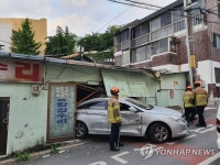 부천서 택시 후진하다 주택 들이받아…1명 부상