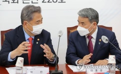 대화하는 박진 외교부 장관과 이종섭 국방부 장관