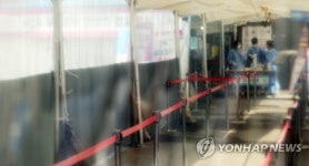 선별진료소 지키는 의료진