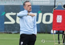 훈련 지켜보는 벤투 감독