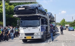 완성차 출입 막는 노조원