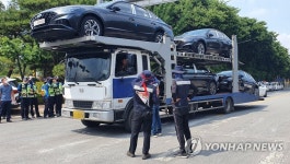 차량 이동 막는 노조원