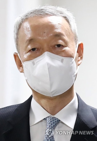 검찰, '산업부 블랙리스트' 의혹 백운규 전 장관 소환