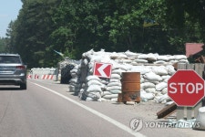 키이우 향하는 고속도로 곳곳에 설치된 검문소