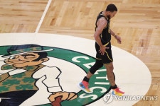 '우린 여럿이 때린다'…'커리 표적 작전' 성공한 NBA 보스턴