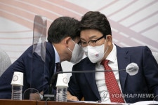 대화하는 국민의힘 원내지도부