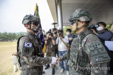 육군제1017부대장 | 아미타이거 시범여단 부대장과 악수하는 육군참모총장