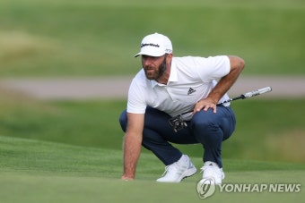 슈워츨, LIV 골프 개막전 2R도 선두…존슨 5위·미컬슨 26위