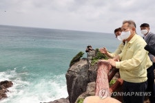 이상민 장관, 큰엉 해변 주변 올레길 위험요소 안전관리 점검