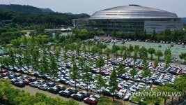 광명스피돔 주차장에 세워진 수출용 차량