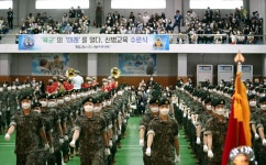 가족들 앞에서 충성! 35사단, 29개월만에 신병교육 대면수료식