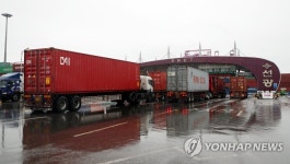 인천신항에 잇따르는 트럭 행렬