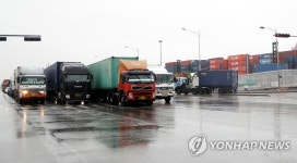 인천 신항 도로에 가득 찬 화물트럭들