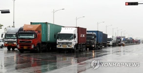 인천 신항 도로에 가득 찬 화물트럭들