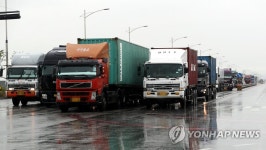 인천 신항 도로에 가득 찬 화물트럭들