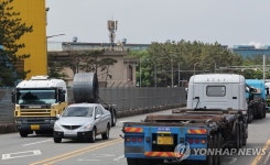 포스코 물량 출하…이동하는 화물차