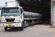 포스코 물량 출하…이동하는 화물차
