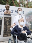 김운용 흉상과 박동숙 여사