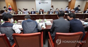각각 대화하는 노사