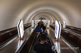 키이우 시민 대피소였던 지하철역으로 가는 길