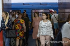 대피소에서 분주한 지하철역으로 돌아온 키이우 지하철역