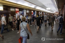 대피소에서 분주한 지하철역으로 돌아온 키이우 지하철역