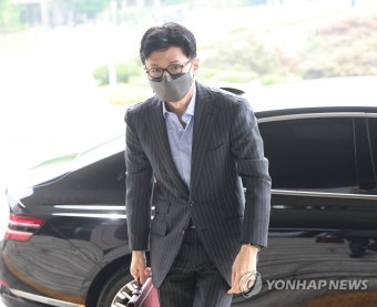 '취임 한 달' 출근하는 한동훈 장관