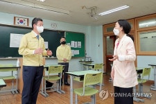 지방공무원 9급 공채 시험장 찾은 한창섭 차관