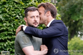 마크롱 만난 젤렌스키 '차가운 포옹'…인터넷 밈으로