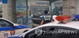 하남서 오피스텔 입구로 차량 돌진…운전자 경상