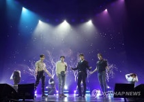 안녕! 케이팝 페스타서 공연하는 하이라이트