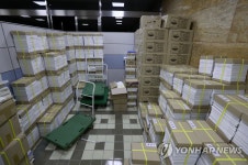 서류 쌓인 국회 의안과 앞 복도