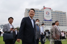 플리마켓 부스 둘러보는 윤 대통령