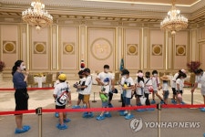 청와대 나들이 행사, 영빈관 관람하는 어린이들