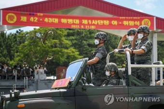 열병차에 탄 해병대 1사단장
