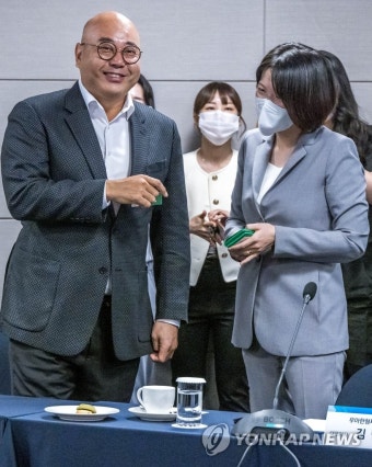 대화하는 남궁훈 카카오 대표-최수연 네이버 대표