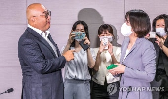 대화하는 남궁훈 카카오 대표-최수연 네이버 대표