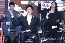 교수도 웃게하는 돈다발 퍼포먼스