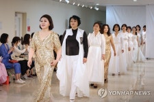 런웨이 누비는 당찬 시니어들