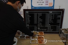 붐비는 반찬가게…외식물가 인상에 배달앱 지우고 집밥 수요 증가
