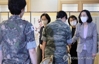 여군장교들과 인사하는 김현숙 장관