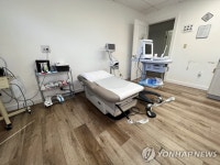 미 병원서 속속 낙태 금지 현실로…대기실 눈물바다