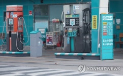 기록적인 기름값에 텅 빈 주유소
